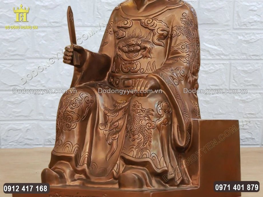 Ng&agrave;i được đ&uacute;c theo d&aacute;ng ngồi uy nghi&ecirc;m